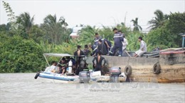 Sà lan đâm chìm tàu chở cát trên sông Sài Gòn, 2 người mất tích